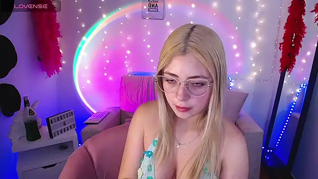 Snapshot of channel_blonde_a chatting on March 21, 6:07 pm channel blonde a online show from March 21, 6:07 pm