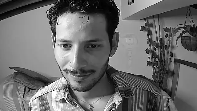 Nicholasrodrii online show from June 25, 9:42 pm