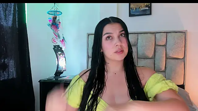 brianaGuzman online show from May 14, 6:16 pm