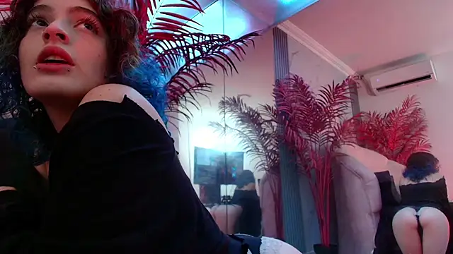 Snapshot of EvaHalsey chatting on December 1, 7:59 pm EvaHalsey online show from December 1, 7:59 pm