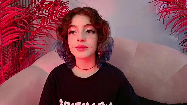 Snapshot of EvaHalsey chatting on December 4, 8:08 pm EvaHalsey online show from December 4, 8:08 pm