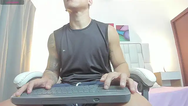 Snapshot of nakedfoam1 chatting on March 9, 4:05 am nakedfoam1 online show from March 9, 4:05 am