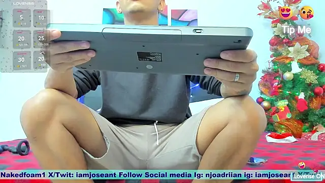 Snapshot of nakedfoam1 chatting on December 23, 1:40 am nakedfoam1 online show from December 23, 1:40 am