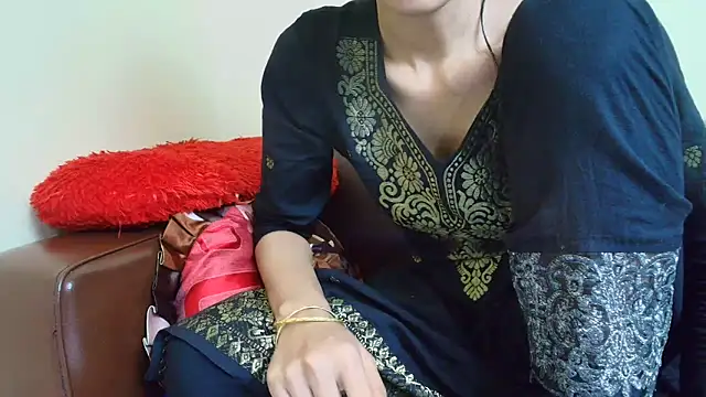 Snapshot of Srabontii chatting on December 3, 6:47 am Srabontii online show from December 3, 6:47 am