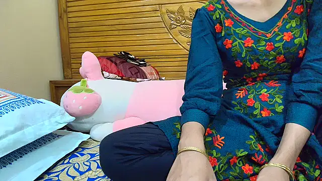 Snapshot of Srabontii chatting on October 31, 9:32 pm Srabontii online show from October 31, 9:32 pm