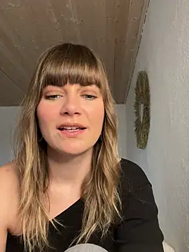 Snapshot of Milla__one chatting on February 13, 11:28 am Milla one online show from February 13, 11:28 am