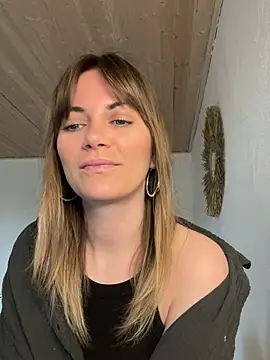 Snapshot of Milla__one chatting on March 11, 8:19 am Milla one online show from March 11, 8:19 am