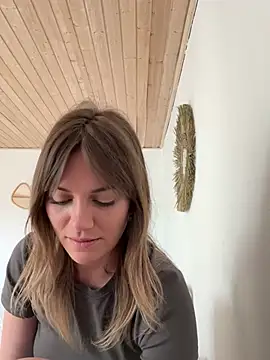 Snapshot of Milla__one chatting on March 7, 11:18 am Milla one online show from March 7, 11:18 am