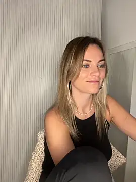 Snapshot of Milla__one chatting on November 18, 6:06 am Milla one online show from November 18, 6:06 am