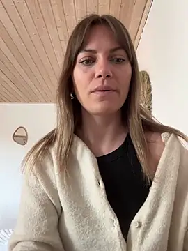 Snapshot of Milla__one chatting on March 10, 9:56 am Milla one online show from March 10, 9:56 am