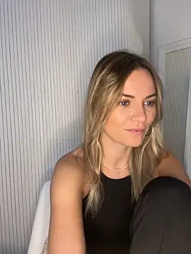 Snapshot of Milla__one chatting on November 25, 9:31 am Milla one online show from November 25, 9:31 am