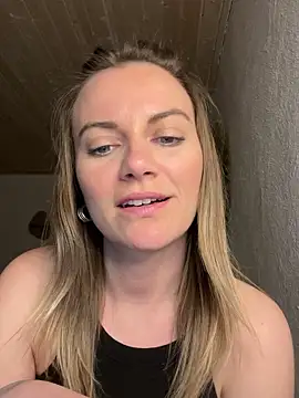 Snapshot of Milla__one chatting on March 4, 7:32 pm Milla one online show from March 4, 7:32 pm