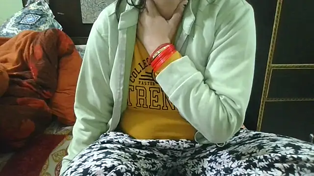 couplesuni online show from February 3, 4:10 am