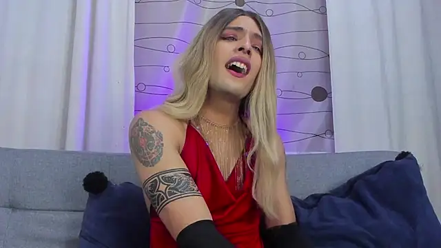 Snapshot of LukaCastillo chatting on March 18, 9:23 am LukaCastillo online show from March 18, 9:23 am