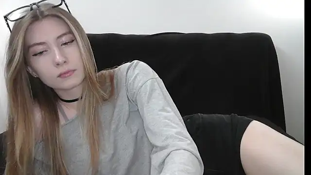 Snapshot of ErikaShyy chatting on May 12, 11:49 am ErikaShyy online show from May 12, 11:49 am