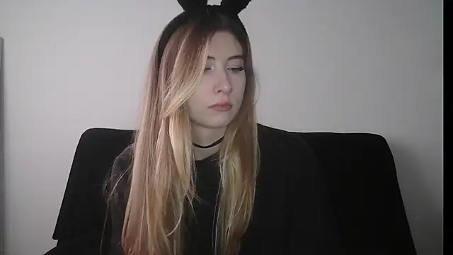Snapshot of ErikaShyy chatting on October 8, 10:50 am ErikaShyy online show from October 8, 10:50 am