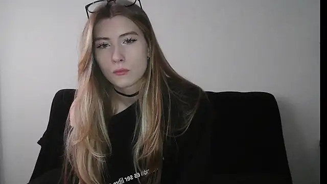 ErikaShyy online show from October 21, 10:47 am