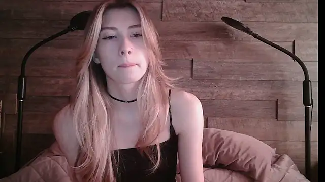 Snapshot of ErikaShyy chatting on March 18, 10:50 am ErikaShyy online show from March 18, 10:50 am