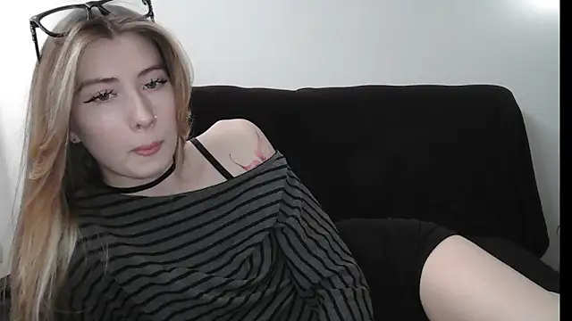 ErikaShyy online show from March 12, 10:52 am