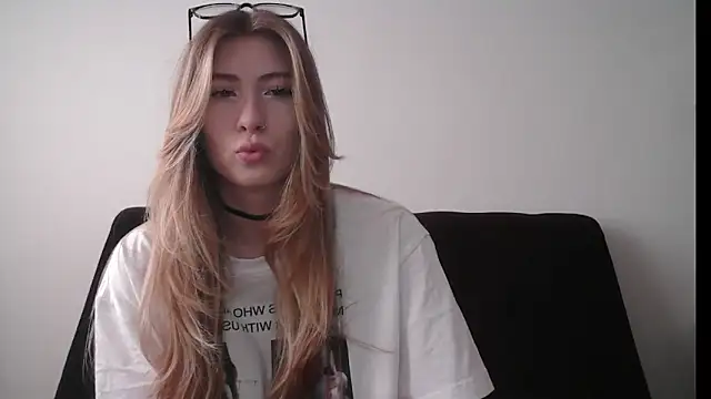 Snapshot of ErikaShyy chatting on October 16, 11:07 am ErikaShyy online show from October 16, 11:07 am