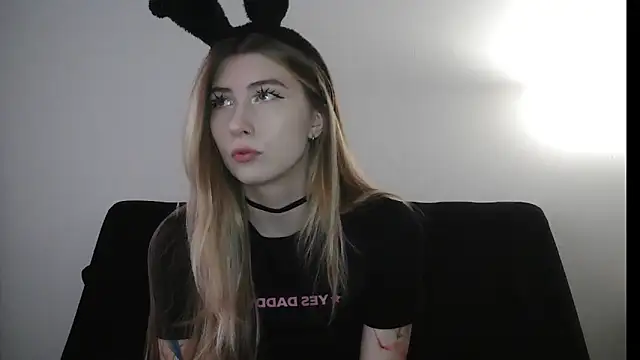 ErikaShyy online show from December 18, 11:14 am