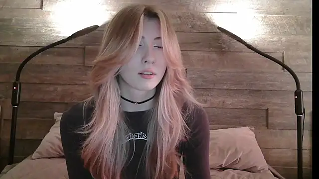 Snapshot of ErikaShyy chatting on March 10, 7:33 am ErikaShyy online show from March 10, 7:33 am