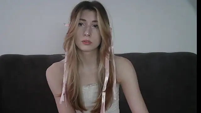 Snapshot of ErikaShyy chatting on February 4, 1:06 pm ErikaShyy online show from February 4, 1:06 pm