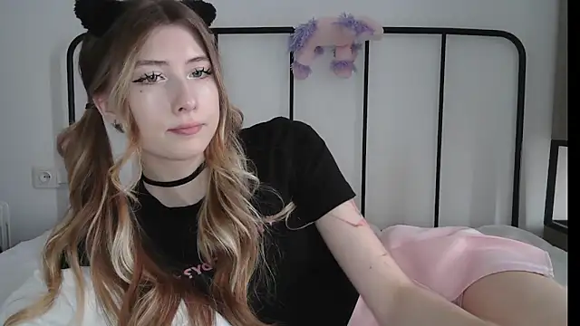 Snapshot of ErikaShyy chatting on July 6, 10:00 am ErikaShyy online show from July 6, 10:00 am