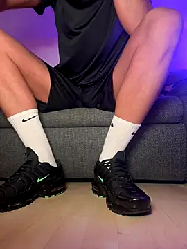 Snapshot of nikeaddicted2 chatting on November 30, 5:19 am nikeaddicted2 online show from November 30, 5:19 am