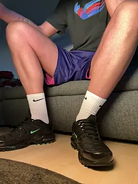 Snapshot of nikeaddicted2 chatting on December 4, 2:27 pm nikeaddicted2 online show from December 4, 2:27 pm