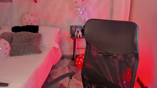 Snapshot of CyntiaAdams chatting on February 14, 5:03 pm CyntiaAdams online show from February 14, 5:03 pm