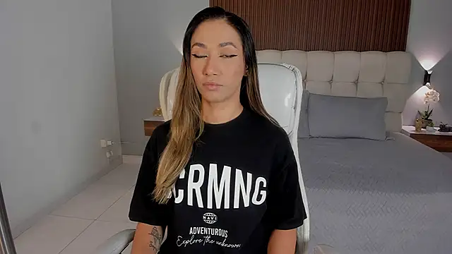 Snapshot of Emma23__ chatting on February 19, 6:32 am Emma23 online show from February 19, 6:32 am