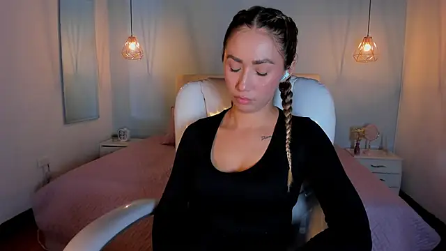 Snapshot of Emma23__ chatting on February 20, 5:01 am Emma23 online show from February 20, 5:01 am