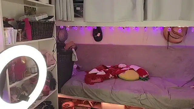 Snapshot of cunty_tranny_lydia chatting on December 17, 6:18 am cunty tranny lydia online show from December 17, 6:18 am