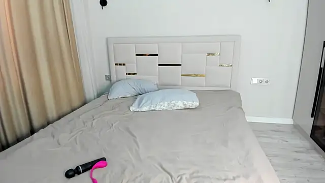 Lola Peach online show from April 8, 2:35 am