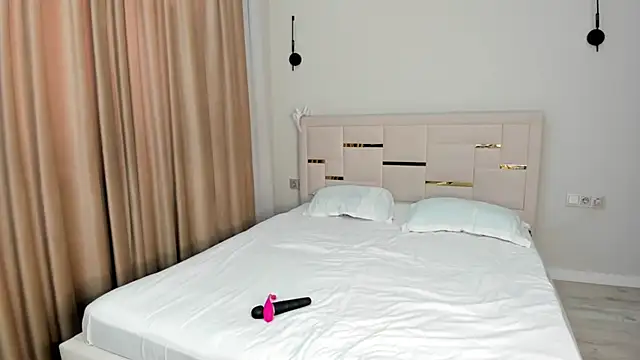 Lola Peach online show from April 18, 2:36 am