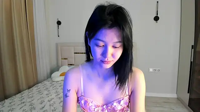 Snapshot of Lola_Peach chatting on January 15, 5:33 am Lola Peach online show from January 15, 5:33 am