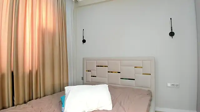 Snapshot of Lola_Peach chatting on February 15, 7:51 am Lola Peach online show from February 15, 7:51 am