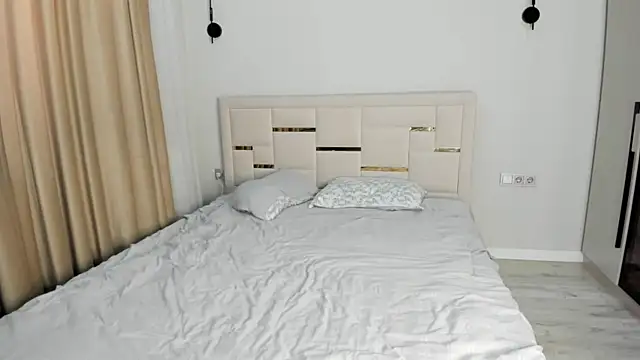 Lola Peach online show from April 2, 2:41 am