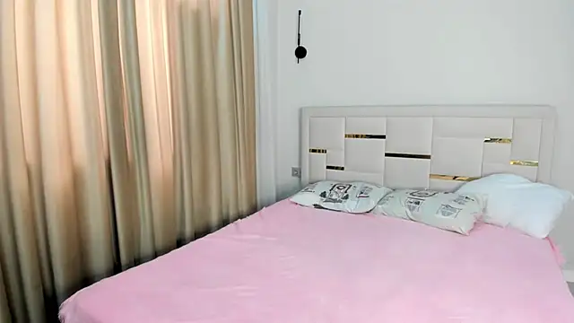 Lola Peach online show from April 17, 4:59 am