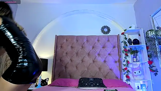 Snapshot of LadyAvalon chatting on November 6, 6:01 pm LadyAvalon online show from November 6, 6:01 pm