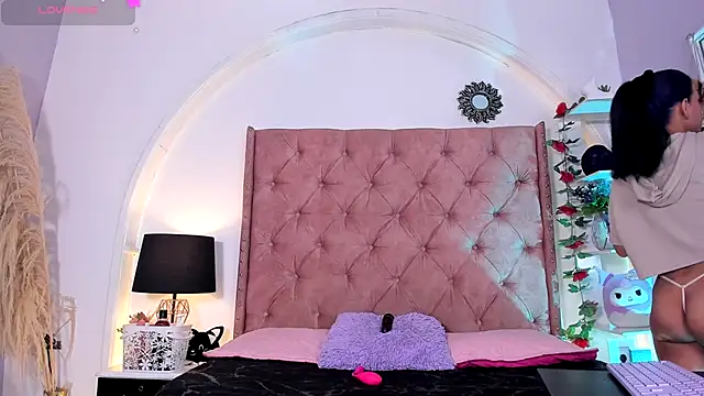 Snapshot of LadyAvalon chatting on November 30, 6:30 pm LadyAvalon online show from November 30, 6:30 pm