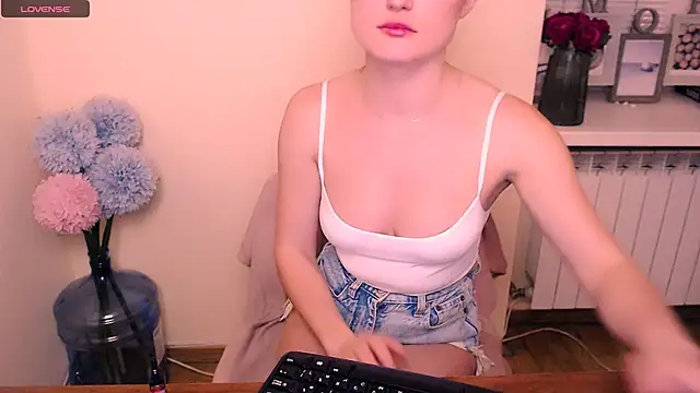 Snapshot of Felliciya chatting on March 6, 11:58 am Felliciya online show from March 6, 11:58 am
