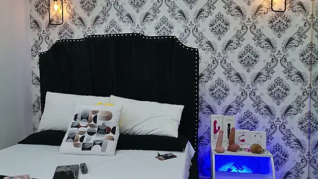 SaaraBrown online show from September 25, 12:00 pm