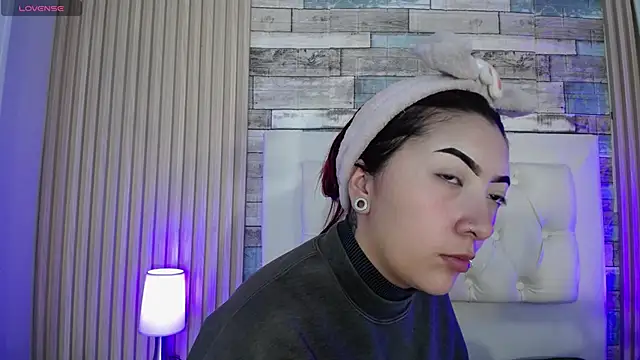 Mia Rinn online show from February 19, 7:00 pm