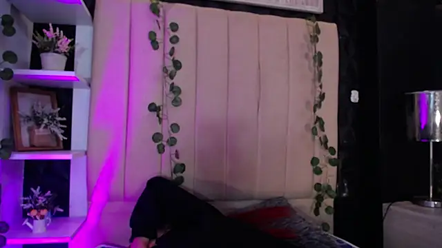 Snapshot of Mia_Rinn chatting on February 6, 7:51 pm Mia Rinn online show from February 6, 7:51 pm