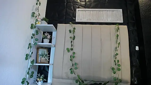 Snapshot of Mia_Rinn chatting on February 7, 1:01 pm Mia Rinn online show from February 7, 1:01 pm
