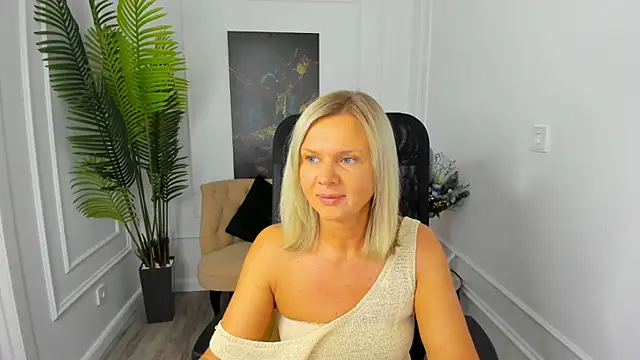 Snapshot of AgathaKlouin chatting on October 2, 7:06 pm AgathaKlouin online show from October 2, 7:06 pm