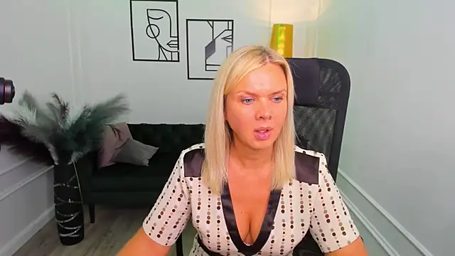 AgathaKlouin online show from January 18, 7:17 pm