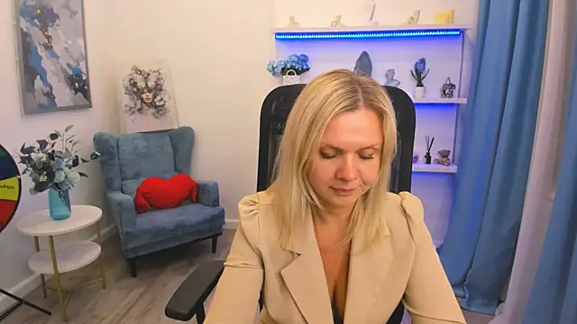 AgathaKlouin online show from April 16, 9:39 pm